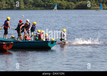 Castle Semple Visitor Centre, Lochwinnoch, Renfrewshire, Schottland, Großbritannien, Freitag, 19. Juli 2013. Eine Gruppe von Kindern kühlen sich an einem weiteren warmen sonnigen Tag im Castle Semple Loch ab Stockfoto