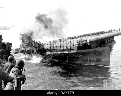 USS FRANKLIN Flugzeuge Träger Inserat nachdem der japanische Flugzeuge 19. März 1945 etwa 50 Meilen von dem japanischen Festland anzugreifen Stockfoto