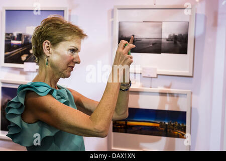 19. Juli 2013 - nutzt Bangkok, Thailand - KRISTIE KENNEY, US-Botschafter in Thailand, ihr Smartphone um zu fotografieren bei der Eröffnung einer Fotoausstellung, gesponsert von der US-Botschaft in Bangkok. Die Fotoausstellung feiert 180 Jahre US-thailändische diplomatische Beziehungen. Es gibt 180 Fotos hängen in der Show, 90 von amerikanischen Fotografen in Thailand und 90 von Thai Fotografen in den Vereinigten Staaten. Die Show, die 19 Juli eröffnete hängt im CentralWorld, ein großes Einkaufszentrum in Bangkok, und tourt Thailand, wenn es seine Bangkok laufen am 21. Juli abgeschlossen. (Bild Kredit: Jack Kurtz/ZUMAPRESS.com ©) Stockfoto