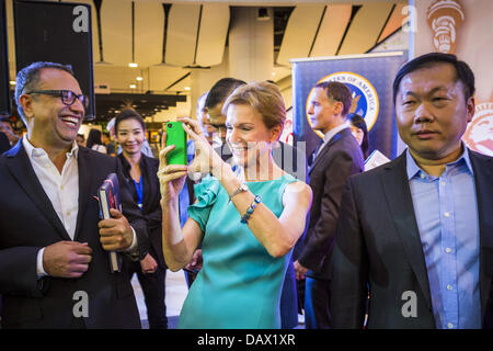 19. Juli 2013 - nutzt Bangkok, Thailand - KRISTIE KENNEY, US-Botschafter in Thailand, ihr Smartphone um zu fotografieren bei der Eröffnung einer Fotoausstellung, gesponsert von der US-Botschaft in Bangkok. Die Fotoausstellung feiert 180 Jahre US-thailändische diplomatische Beziehungen. Es gibt 180 Fotos hängen in der Show, 90 von amerikanischen Fotografen in Thailand und 90 von Thai Fotografen in den Vereinigten Staaten. Die Show, die 19 Juli eröffnete hängt im CentralWorld, ein großes Einkaufszentrum in Bangkok, und tourt Thailand, wenn es seine Bangkok laufen am 21. Juli abgeschlossen. (Bild Kredit: Jack Kurtz/ZUMAPRESS.com ©) Stockfoto