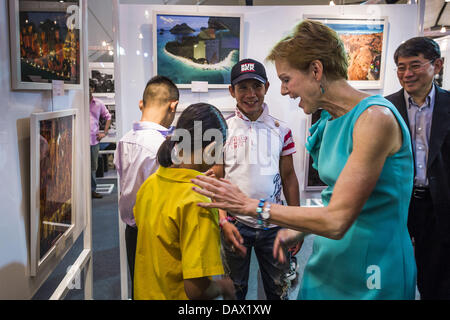 19. Juli 2013 spricht bei der Eröffnung einer Fotoausstellung, gesponsert von der US-Botschaft in Bangkok - Bangkok, Thailand - KRISTIE KENNEY, US-Botschafter in Thailand, Thai Schulmädchen. Die Fotoausstellung feiert 180 Jahre US-thailändische diplomatische Beziehungen. Es gibt 180 Fotos hängen in der Show, 90 von amerikanischen Fotografen in Thailand und 90 von Thai Fotografen in den Vereinigten Staaten. Die Show, die 19 Juli eröffnete hängt im CentralWorld, ein großes Einkaufszentrum in Bangkok, und tourt Thailand, wenn es seine Bangkok laufen am 21. Juli abgeschlossen. (Bild Kredit: Jack Kurtz/ZUMAPRESS.com ©) Stockfoto