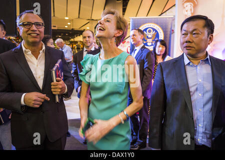 19. Juli 2013 - Bangkok, Thailand - KRISTIE KENNEY, US-Botschafter in Thailand, lacht ein Witz bei der Eröffnung einer Fotoausstellung, gesponsert von der US-Botschaft in Bangkok. Die Fotoausstellung feiert 180 Jahre US-thailändische diplomatische Beziehungen. Es gibt 180 Fotos hängen in der Show, 90 von amerikanischen Fotografen in Thailand und 90 von Thai Fotografen in den Vereinigten Staaten. Die Show, die 19 Juli eröffnete hängt im CentralWorld, ein großes Einkaufszentrum in Bangkok, und tourt Thailand, wenn es seine Bangkok laufen am 21. Juli abgeschlossen. (Bild Kredit: Jack Kurtz/ZUMAPRESS.com ©) Stockfoto