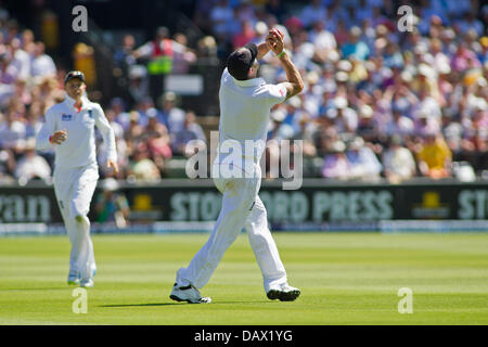 London, UK. 19. Juli 2013. Phillip Hughes schlägt den Ball in der Luft und wird von Kevin Pietersen tagsüber zwei der Investec Asche ertappt 2. Testspiel auf Lords Cricket Ground am 19. Juli 2013 in London, England. (Foto von Mitchell Gunn/ESPA/Alamy Live-Nachrichten Stockfoto