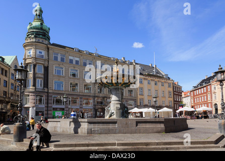 Neoklassizistischen Gebäude aus dem 18. Jahrhundert und Caritas-Brunnen im Gammeltorv (Altstadt) im Zentrum von Kopenhagen, Seeland, Dänemark Stockfoto