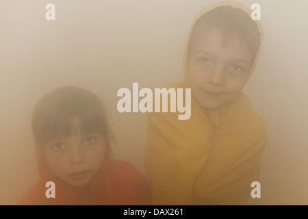 Jungen und Mädchen, das Einatmen - Behandlung der oberen Atemwege im Sanatorium, Rabka-Zdrój, Polen Stockfoto