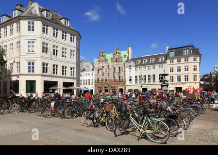 Viele Fahrräder geparkt in Højbro Plads mit alten Amagertorv Platz hinaus. Kopenhagen, Seeland, Dänemark, Scandinavia Stockfoto