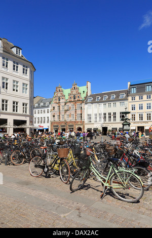 Fahrräder in Højbro Plads mit alten Amagertorv Quadrat außerhalb geparkt. Kopenhagen, Seeland, Dänemark, Scandinavia Stockfoto