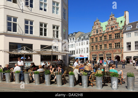 Café im Freien auf dem alten Amagertorv Platz, in dem die Gäste speisen können. Amager Torv, Kopenhagen, Neuseeland, Dänemark, Skandinavien Stockfoto