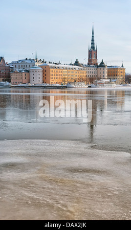 Ein paar über das gefrorene Wasser in der Gamla Stan Gegend von Stockholm in Schweden. Stockfoto