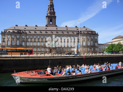 Touristen Kanal Boot Stadtrundfahrt vorbei an Schloss Christiansborg auf Slotsholmen Isle in Kopenhagen, Seeland, Dänemark Stockfoto