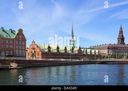 Blick über Wasser zu Kopenhagen alte Börse Gebäude Börsenzeitung und Christiansborg Palast auf der Insel Slotsholmen Kopenhagen Dänemark Stockfoto