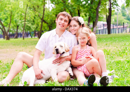 Junge Familienglück mit Labrador Stockfoto