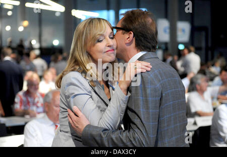 Bayerische Justiz Minister Beate Merk begrüßt CSU-Generalsekretär Alexander Dobrindt bei der CSU Partei treffen auf die Kleine Olympiahalle in München, 19. Juli 2013. Foto: ANDREAS GEBERT Stockfoto