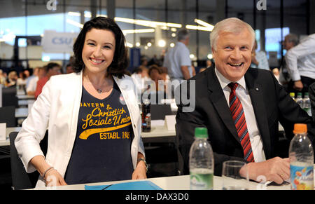 Dorothee Baer, stellvertretender CSU-Generalsekretär, und Horst Seehofer, Ministerpräsident Bayerns, stellen bei der CSU-Party treffen in die Kleine Olympiahalle in München, 19. Juli 2013. Foto: ANDREAS GEBERT Stockfoto