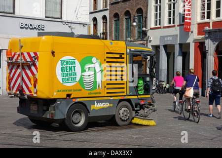 Kehrmaschine / Straße Reiniger Reinigung der Straßen in der Innenstadt von Gent, Belgien Stockfoto