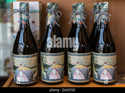 Souvenir gakkō keine Kitaro Sake in einem Sake-Geschäft auf Kitaro Road, Sakaiminato Japan Stockfoto