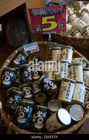 Souvenir gakkō keine Kitaro Sake in einem Sake-Geschäft auf Kitaro Road, Sakaiminato Japan Stockfoto