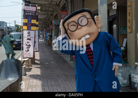 Shigeru Mizukis Salaryman Yamada Charakter im Kostüm unterwegs Kitaro in Sakaiminato, Japan Stockfoto