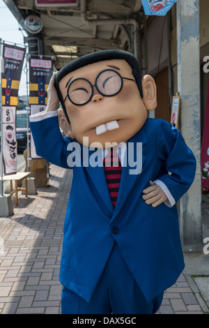 Shigeru Mizukis Salaryman Yamada Charakter im Kostüm unterwegs Kitaro in Sakaiminato, Japan Stockfoto