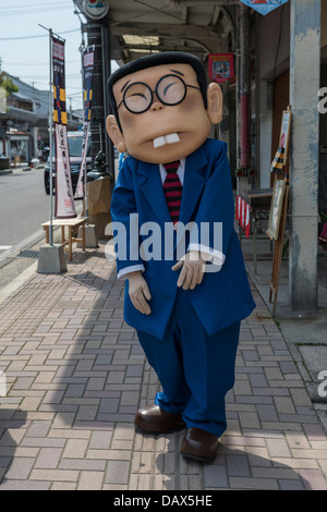 Shigeru Mizukis Salaryman Yamada Charakter im Kostüm unterwegs Kitaro in Sakaiminato, Japan Stockfoto