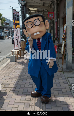 Shigeru Mizukis Salaryman Yamada Charakter im Kostüm unterwegs Kitaro in Sakaiminato, Japan Stockfoto