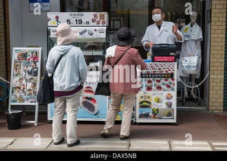 Souvenir Shop Verkauf Augapfel Vater Candy in Kitaro Straße gewidmet der Manga-Serie gakkō no Kitaro, Sakaiminato Japan Stockfoto