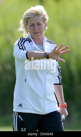 Bundestrainer Silvia Neid gestikuliert am Training der Nationalmannschaft für die UEFA Europameisterschaft für Frauen in Växjö, Schweden, 19. Juli 2013. Foto: CARMEN JASPERSEN Stockfoto