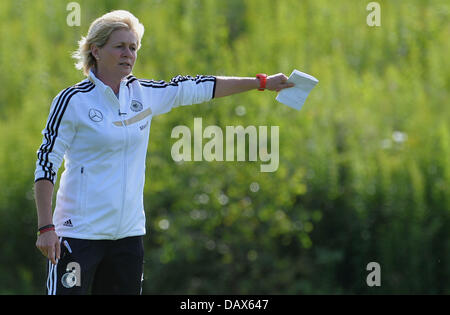 Bundestrainer Silvia Neid gestikuliert am Training der Nationalmannschaft für die UEFA Europameisterschaft für Frauen in Växjö, Schweden, 19. Juli 2013. Foto: CARMEN JASPERSEN Stockfoto