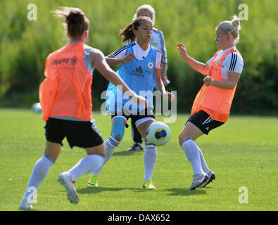 Nationalspieler Fatmire Bajramaj (C) in einem Duell mit Leonie Maier (R) und Melanie Leupolz am Training der Nationalmannschaft für die UEFA Europameisterschaft für Frauen in Växjö, Schweden, 19. Juli 2013. Foto: CARMEN JASPERSEN Stockfoto