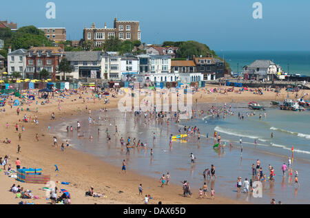 Broadstairs, Kent, England. Menschen am Strand von Viking Bay. Juli 2013 Stockfoto