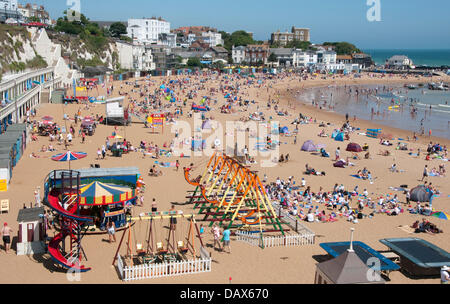 Broadstairs, Kent, England. Menschen am Strand von Viking Bay. Juli 2013 Stockfoto