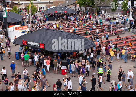 Miller High Life Logo sieht man in einer Bar auf der Henry W. Maier Festival Park (Summerfest Grounds) in Milwaukee Stockfoto