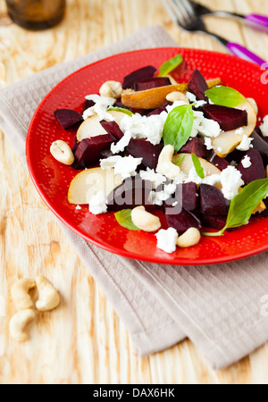 Rote Beete Salat mit Cashew-Kerne und Käse, Essen Nahaufnahme Stockfoto