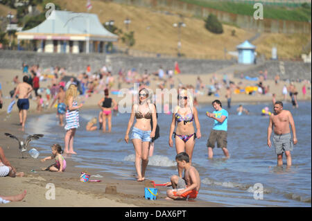 BARRY ISLAND, VEREINIGTES KÖNIGREICH. 19. Juli 2013. Die britische Hitzewelle weiter und die Menschen strömen zu den Stränden in Süd-Wales. Zwei junge Frauen schlendern Sie entlang der Strandpromenade. Foto Credit: Polly Thomas / Alamy Live News Stockfoto