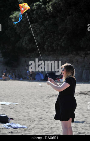 BARRY ISLAND, VEREINIGTES KÖNIGREICH. 19. Juli 2013. Die britische Hitzewelle weiter und die Menschen strömen zu den Stränden in Süd-Wales. Eine junge Frau fliegt einen Kite am Strand. Foto Credit: Polly Thomas / Alamy Live News Stockfoto