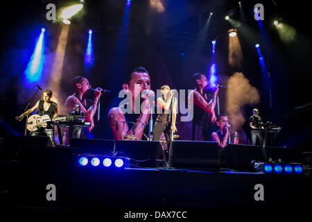 Mailand Italien. 18. Juli 2013. Der bekannte englische rock-Band DEPECHE MODE live im Stadio San Siro während "The Delta Machine Tour 2013" Credit führt: Rodolfo weitertransferiert/Alamy Live News Stockfoto
