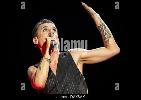 Mailand Italien. 18. Juli 2013. Der bekannte englische rock-Band DEPECHE MODE live im Stadio San Siro während "The Delta Machine Tour 2013" Credit führt: Rodolfo weitertransferiert/Alamy Live News Stockfoto