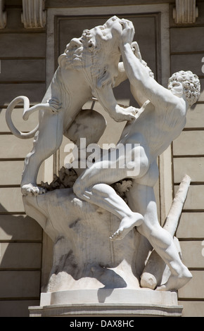 Wien - Statue des Herakles und Nemeischen Löwen im Hof der Hofburg Stockfoto