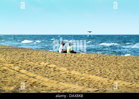 Drei Tamil-Jungs auf Kallady Strand, Batticaloa, Sri Lanka Stockfoto