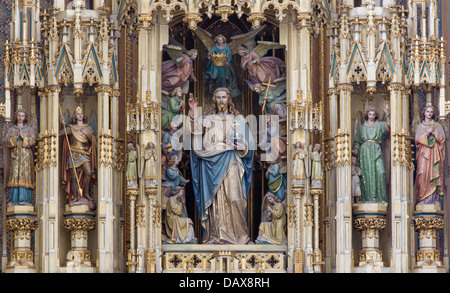 Wien - Juli 3: Jesus Christus als König der Welt-Statue aus Holz wichtigsten Neo gotischen Altar in der Augustinerkirche Stockfoto
