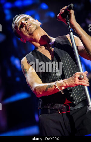 Mailand Italien. 18. Juli 2013. Der bekannte englische rock-Band DEPECHE MODE live im Stadio San Siro während "The Delta Machine Tour 2013" Credit führt: Rodolfo weitertransferiert/Alamy Live News Stockfoto