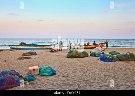 Fischer in Ordnung bringen ihre Fischernetze am Strand von Mahabalipuram, im südindischen Bundesstaat Tamil Nadu. Stockfoto