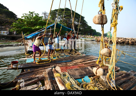 Chinesische Fischernetze in Fort Cochin, Kerala, Indien. Stockfoto