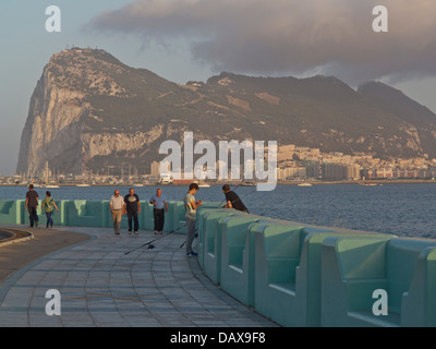 Blick auf den Felsen von Gibraltar aus der Stadt La Linea in Andalusien, Spanien Stockfoto