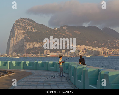 Blick auf den Felsen von Gibraltar aus der Stadt La Linea in Andalusien, Spanien Stockfoto