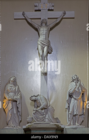 Wien - Juli 3: Jesus am Kreuz mit hl. Maria und Johannes in der Michaelerkirche oder st. Michael-Kirche am 3. Juli 2013 Vienna. Stockfoto