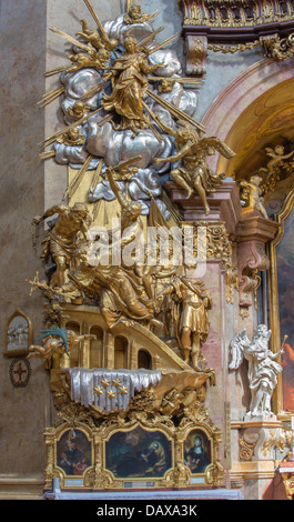Wien - Juli 3: Skulptur von Martyrium des Hl. Johannes Nepomuk am Seitenaltar der barocken st. Peter Kirche oder Peterskirche Stockfoto