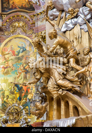 Wien - Juli 3: Skulptur von Martyrium des Hl. Johannes Nepomuk am Seitenaltar der barocken st. Peter Kirche oder Peterskirche Stockfoto