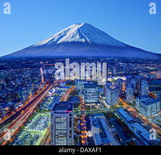 Skyline von Mt. Fuji und Yokohama, Japan. Stockfoto