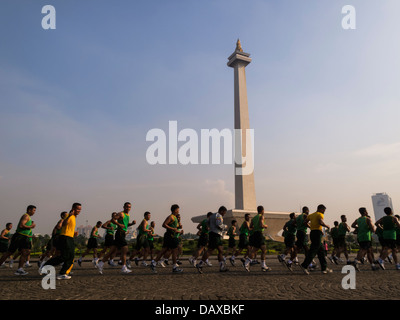 Ansicht vieler Männer herumlaufen das Nationaldenkmal in Merdeka Square Monas, Jakarta, Indonesien, Asien Stockfoto